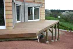 terrasse bois sur terrain en pente