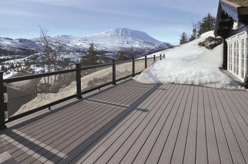 Terrasse en bois en Norvège réalisée en lame de bois Fiberon pro gris 13