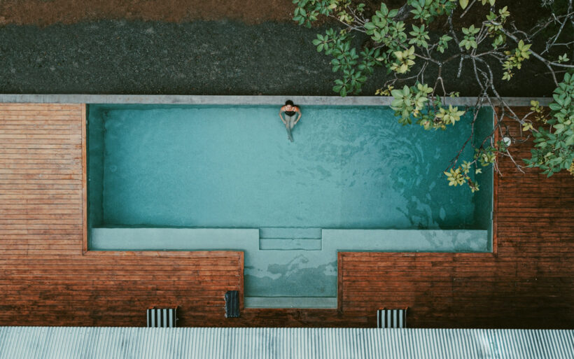 Terrasse en bois en pourtours de piscine enterrée