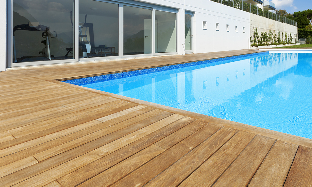 terrasse bois exotique pour piscine