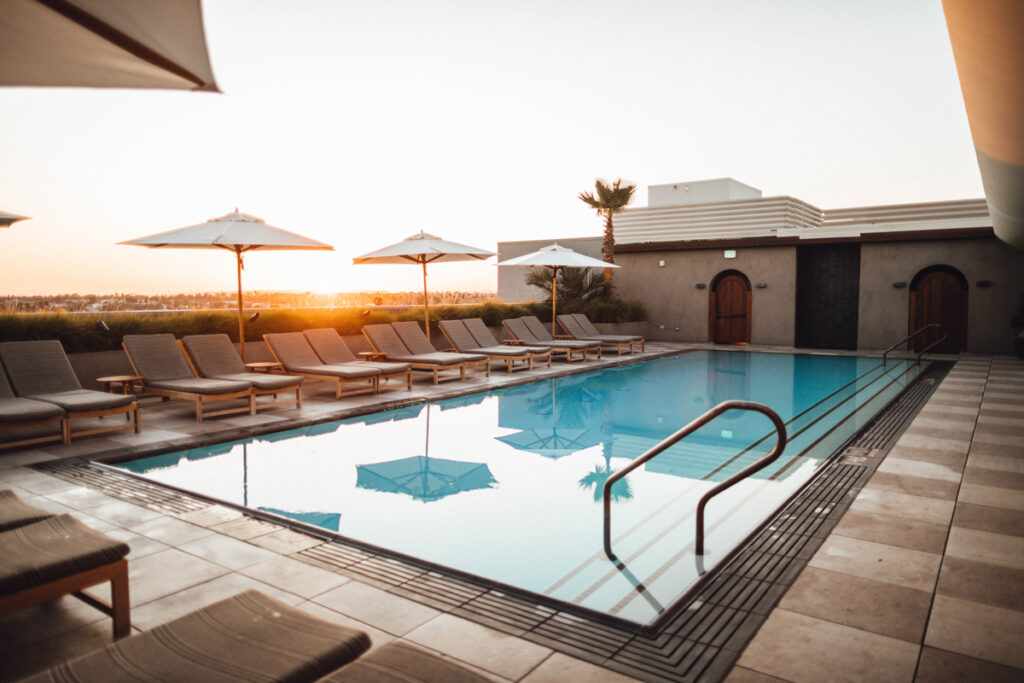 piscine transats parasols