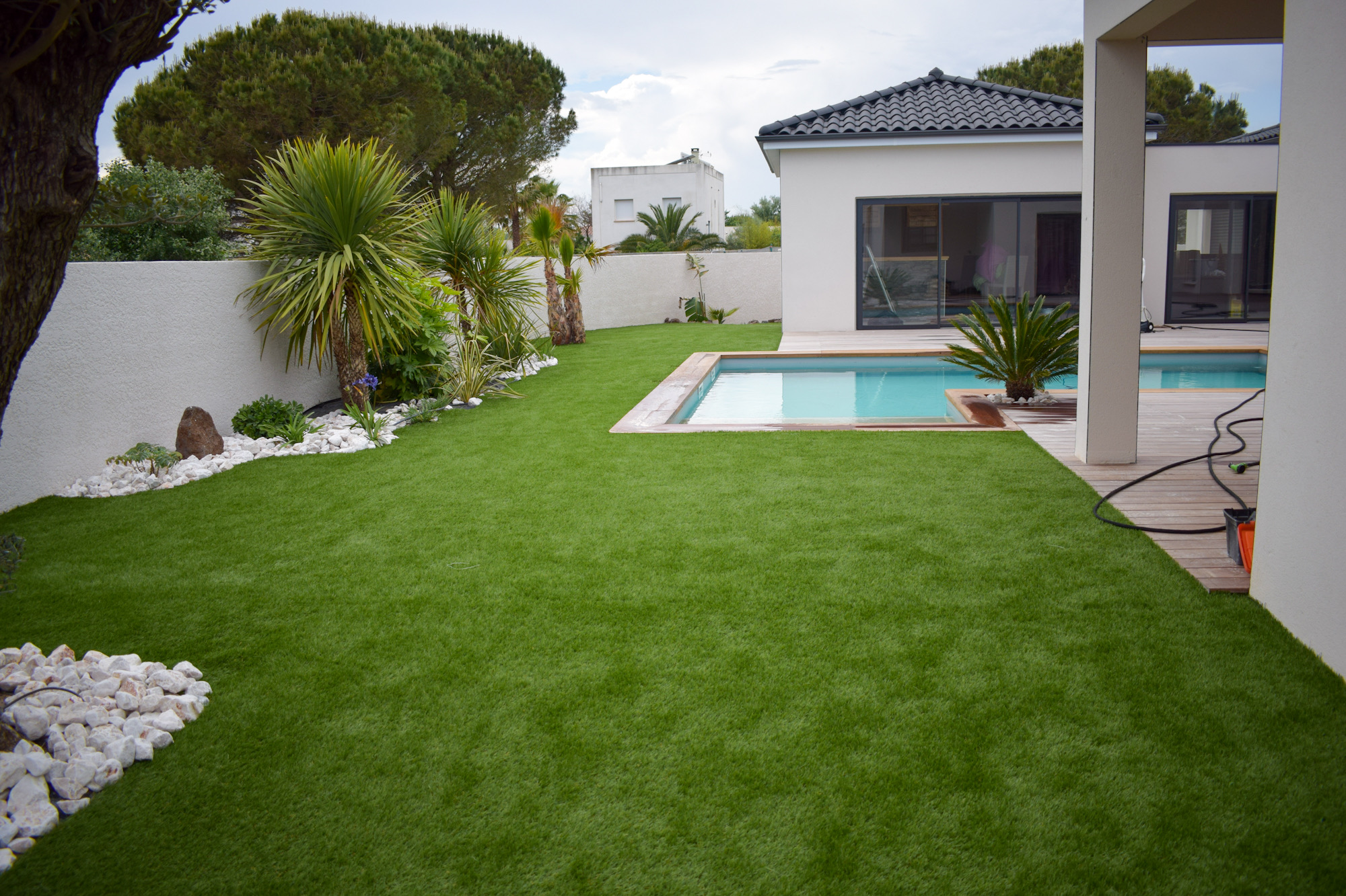 Faire le bon choix de gazon synthétique pour le jardin !