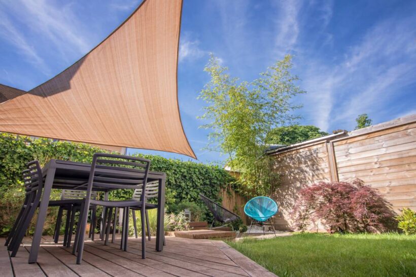 créer de l'ombre sur une terrasse avec un voile